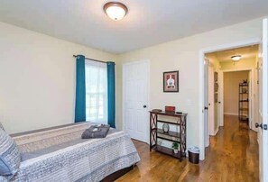 3 chambres, bureau, fer et planche à repasser, lit parapluie