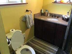 Haartrockner, Handtücher, Toilettenpapier