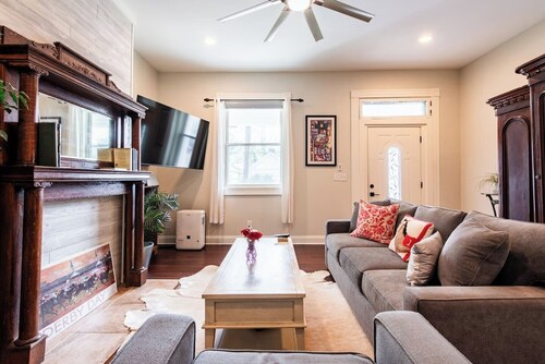 Vintage yet Modern Highlands home! Walk to venues!