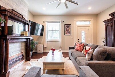 Vintage yet Modern Highlands home! Walk to venues!