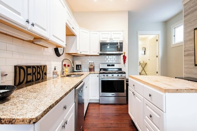 Vintage yet Modern Highlands home! Walk to venues!