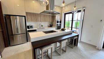 冷蔵庫、電子レンジ、オーブン、食器洗い機