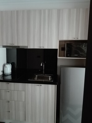 Studio | Private kitchenette | Fridge, microwave, stovetop, electric kettle - Venetien Signature Condo Resort by PSK (Pattaya)
