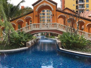 Indoor pool, outdoor pool - Venetien Signature Condo Resort by PSK (Pattaya)