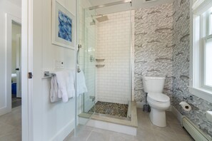 Combined shower/bathtub, hair dryer, towels, soap
