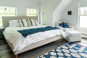 4 chambres, bureau, fer et planche à repasser, lit parapluie