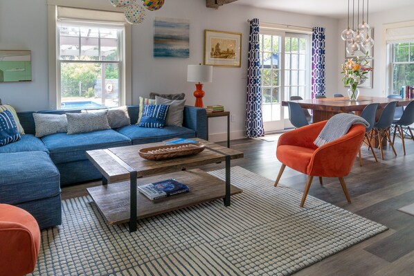 TV connectée, baby-foot, table de tennis de table, livres