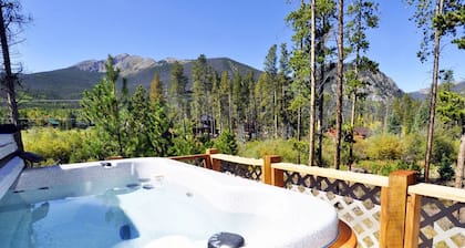 Cabina aislada de montaña con jacuzzi privado