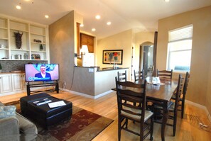 Interior - 2-Master Suites , 4-bikes, walk to beach/restaurants, A/C (Oceanside)