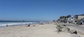 2-Master Suites , 4-bikes, walk to beach/restaurants, A/C