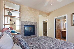 2 bedrooms, iron/ironing board, travel crib, free WiFi - 2-Master Suites , 4-bikes, walk to beach/restaurants, A/C (Oceanside)