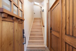 Interior - 2-Master Suites , 4-bikes, walk to beach/restaurants, A/C (Oceanside)