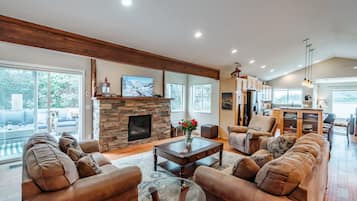 TV connectée, cheminée, table de tennis de table, livres