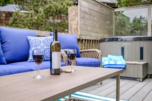 Terrace/patio - Waterfront, Views,Spa, Firepit, Bikes! (Newport)