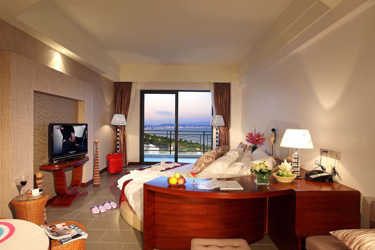 Honeymoon kamer, uitzicht op zee | Een minibar, een kluis op de kamer, een bureau, verduisterende gordijnen
