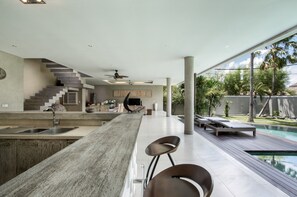 Villa, 3 habitaciones | Cocina privada | Refrigerador, microondas, parrilla de estufa y cafetera y tetera 
