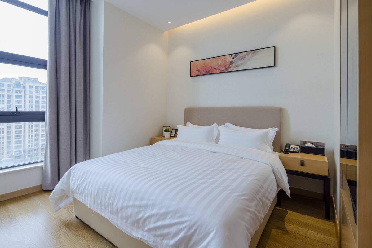 Minibar, bàn, màn/rèm cản sáng, phòng cách âm