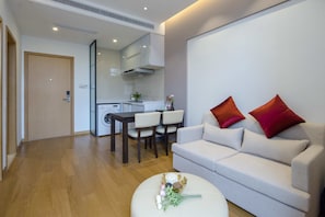 Deluxe-Suite | Wohnbereich | Fernseher