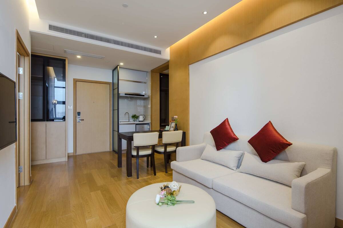 Phòng Suite Deluxe, 2 phòng ngủ | Khu phòng khách | TV