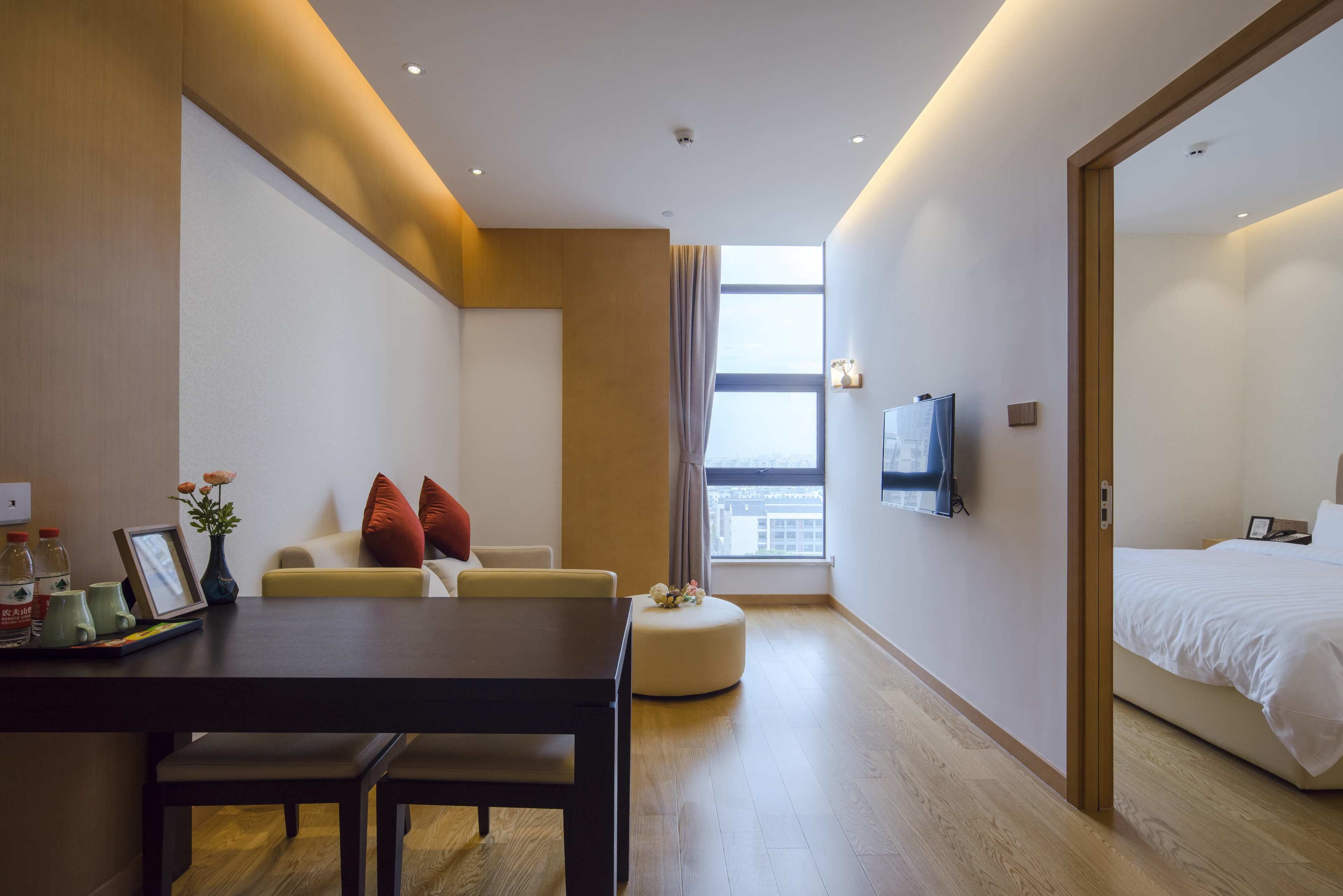 ميني بار ومكتب وستائر تعتيم وتجهيزات عازلة للصوت