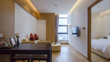 Deluxe Suite | Minibar, desk, blackout curtains, soundproofing