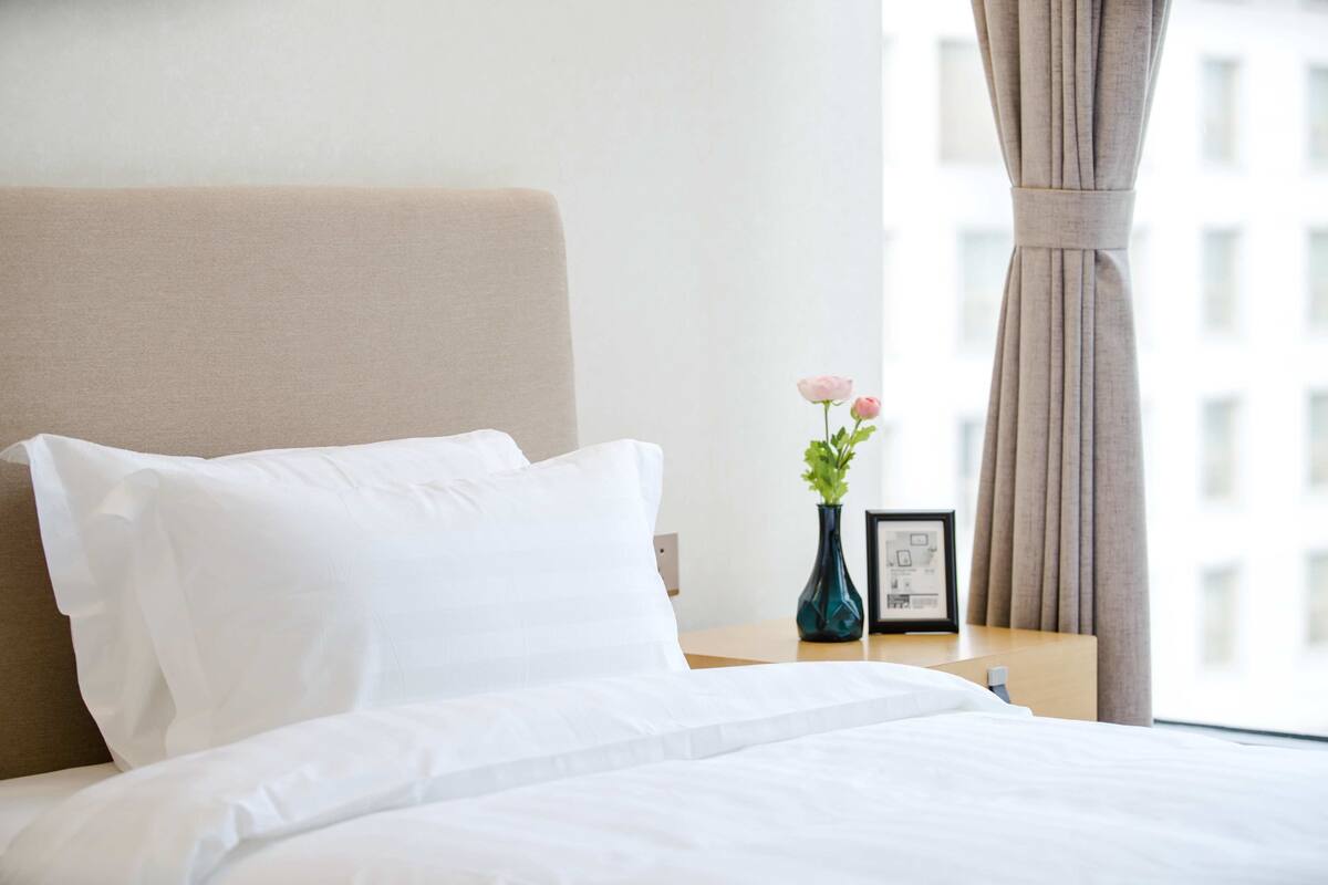 Phòng Suite Deluxe | Minibar, bàn, màn/rèm cản sáng, phòng cách âm