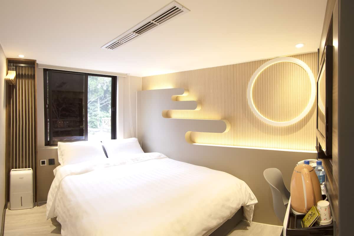 Elite Double Room, Allergy Friendly | Premium bedding, down comforters, pillowtop beds, individually decorated
