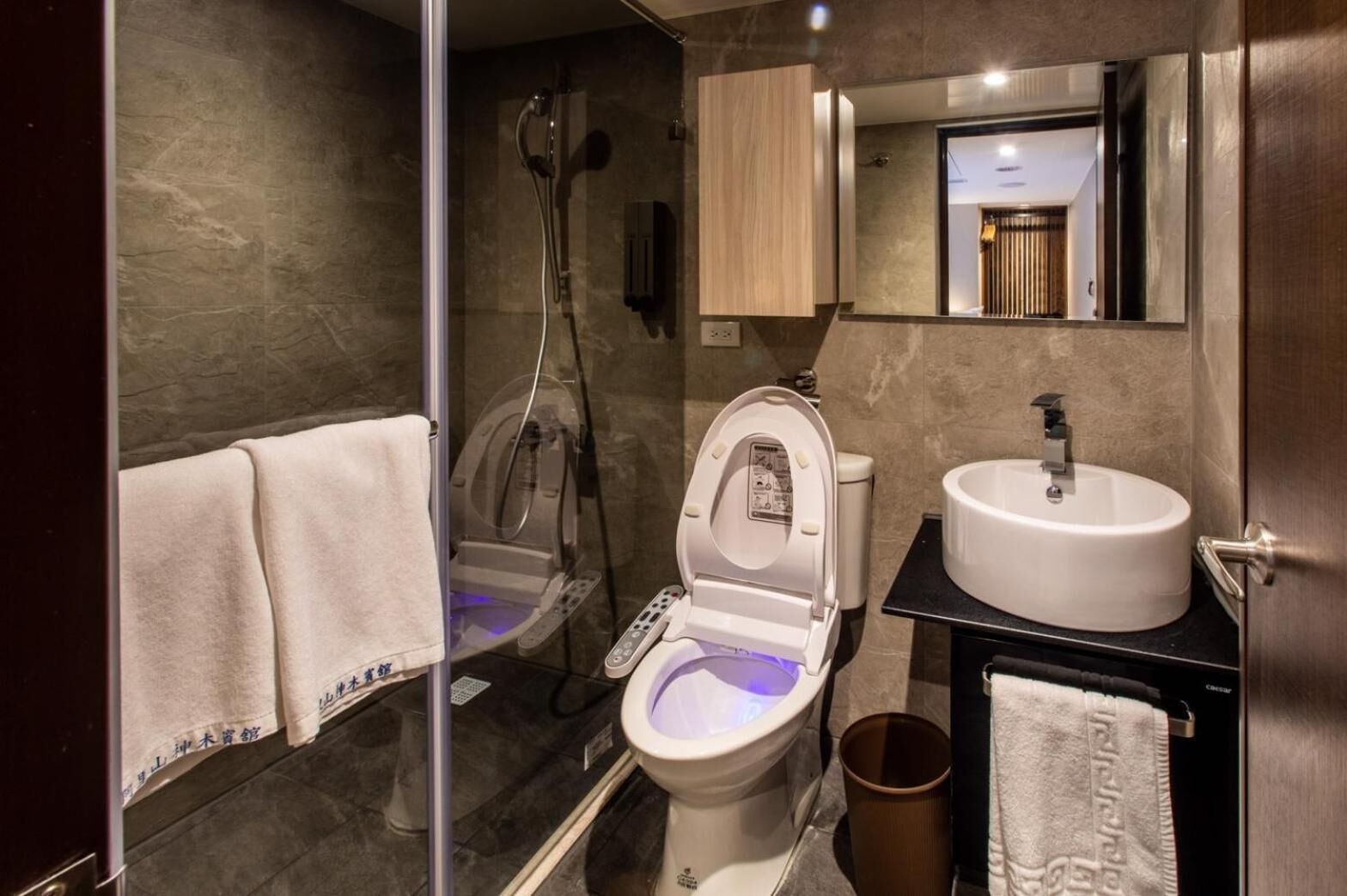 Douche, douche hydromassante, articles de toilette gratuits