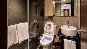 Douche, douche hydromassante, articles de toilette gratuits