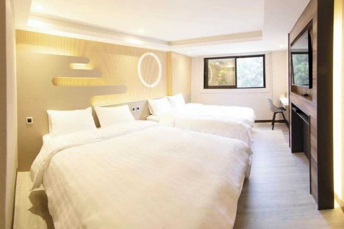 Shermuh Deluxe Quadruple Room