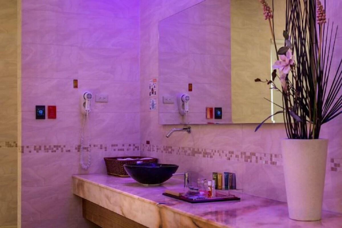 Bathroom | Combined shower/tub, deep soaking tub, free toiletries, hair dryer