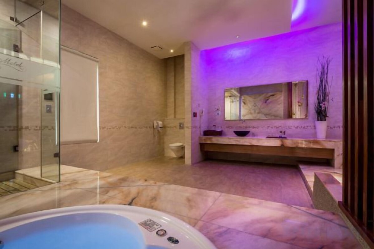 Bathroom | Combined shower/tub, deep soaking tub, free toiletries, hair dryer