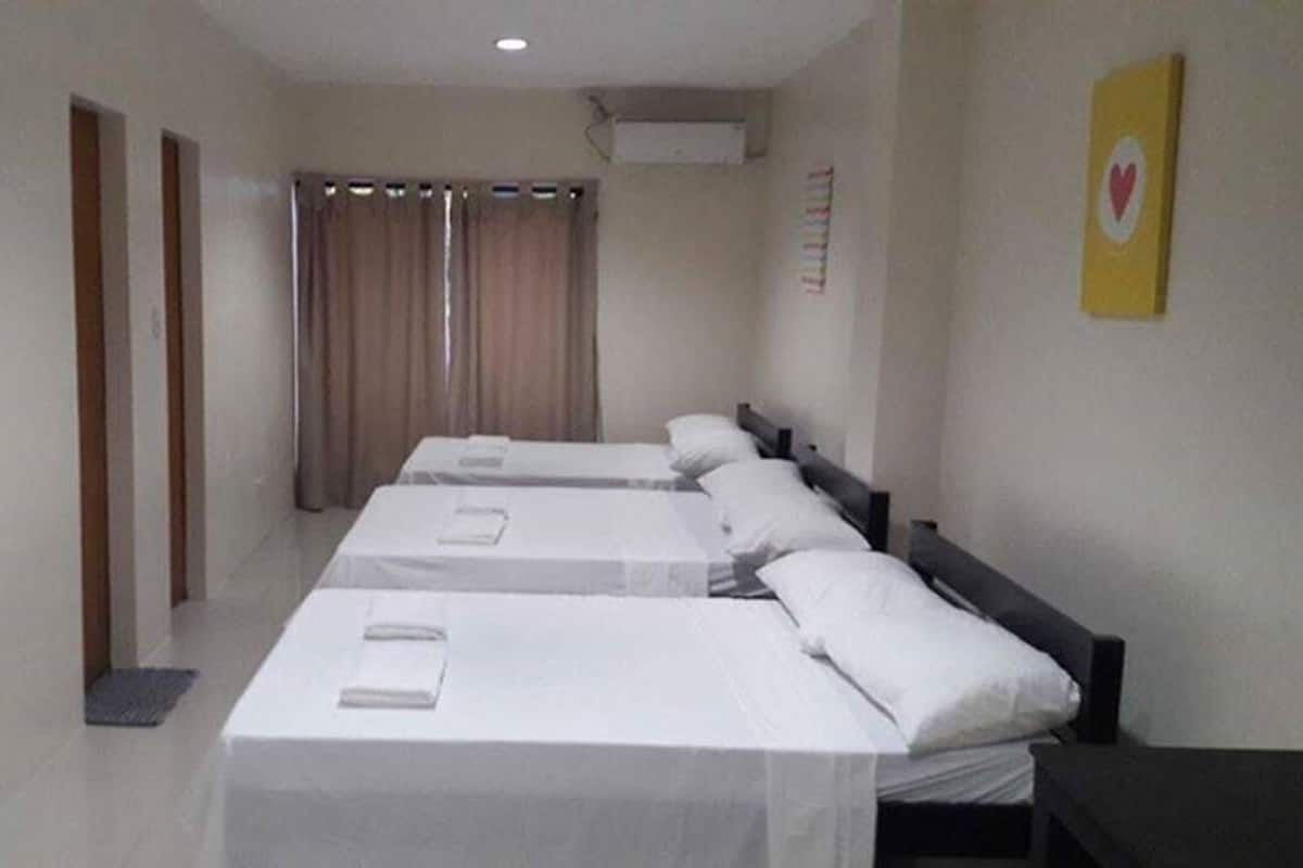 Superior Family Room | Iron/ironing board, rollaway beds, free WiFi