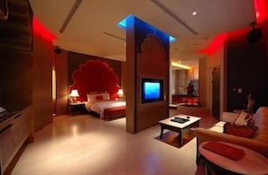 Down comforters, individually decorated, individually furnished - Norway Forest Spa Motel (New Taipei City)