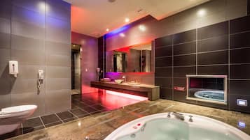 Combined shower/tub, jetted tub, free toiletries, hair dryer