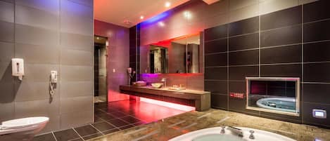 Duschwanne, Whirlpool, kostenlose Toilettenartikel, Haartrockner