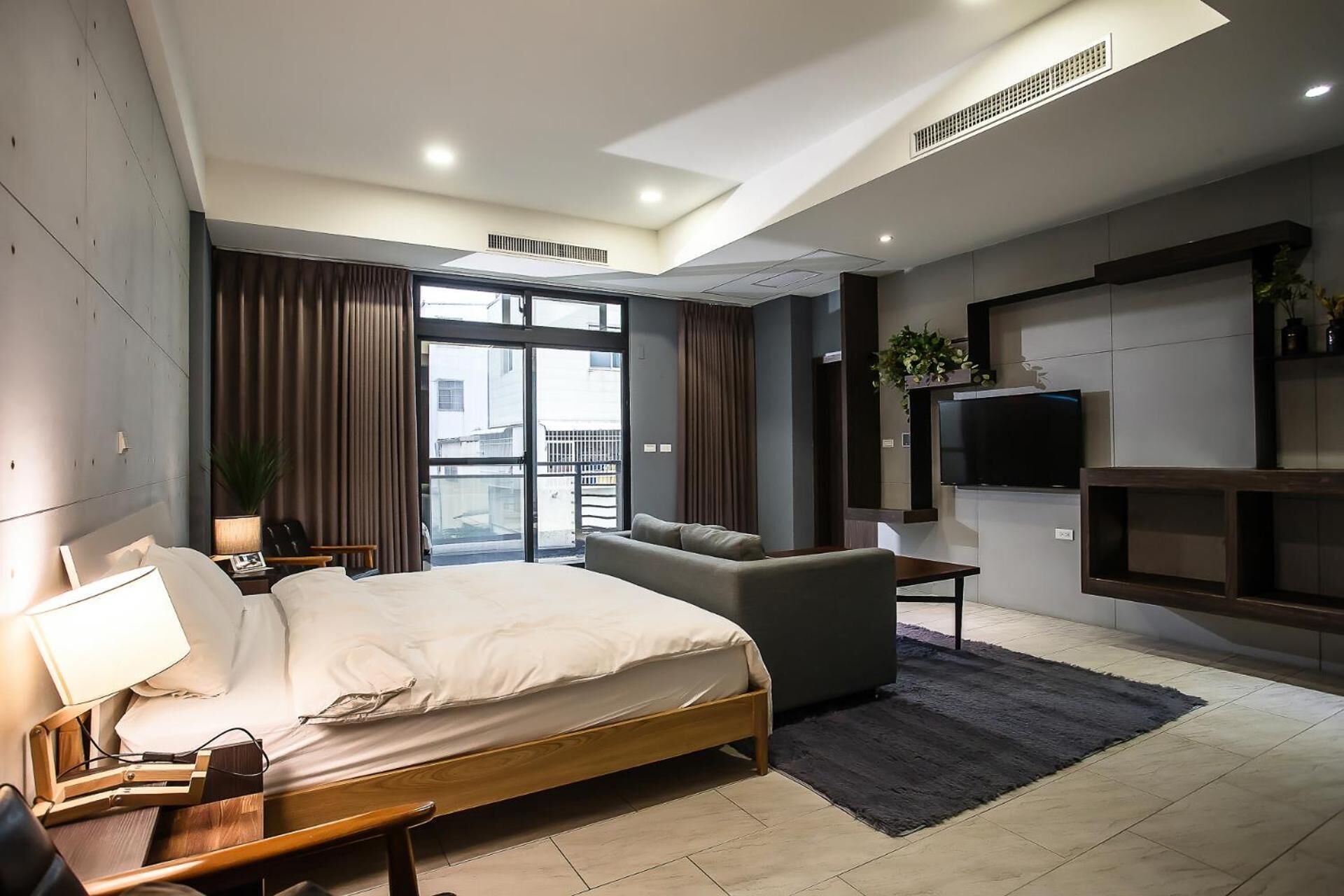 デスク、遮光カーテン、防音設備、可動式ベッド