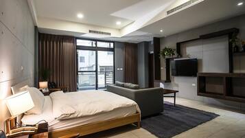 Escritorio, cortinas blackout y sistema de insonorización