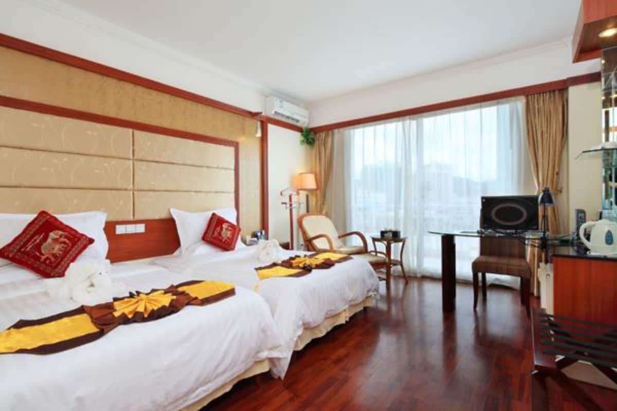 Executive Twin Room | Minibar, desk