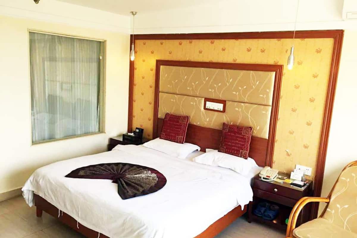 Executive Double Room | Minibar, desk