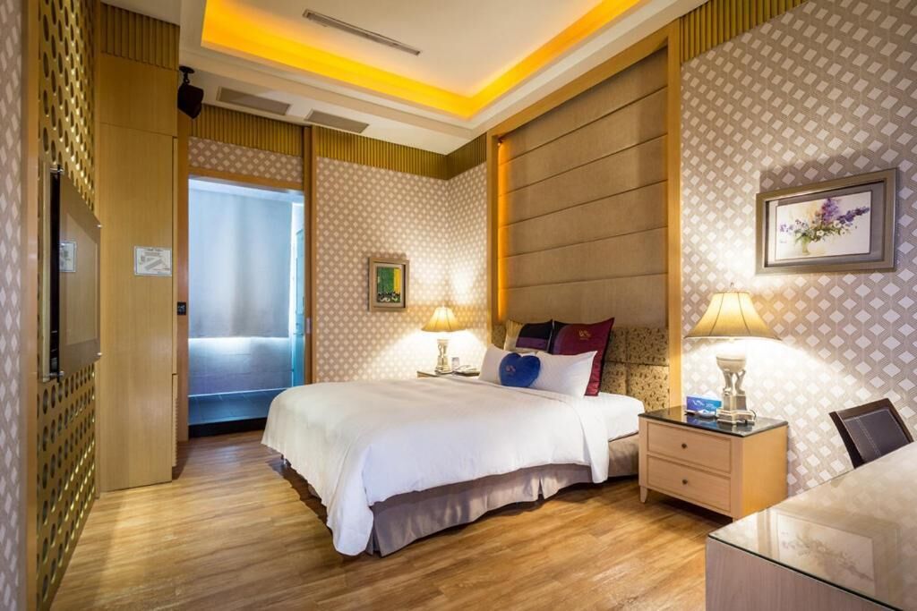 blackout curtains, soundproofing, free cots/infant beds, free wifi