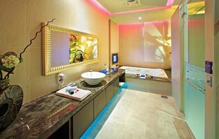 Habitación clásica doble | Baño | Bañera y ducha independientes y bañera de hidromasaje