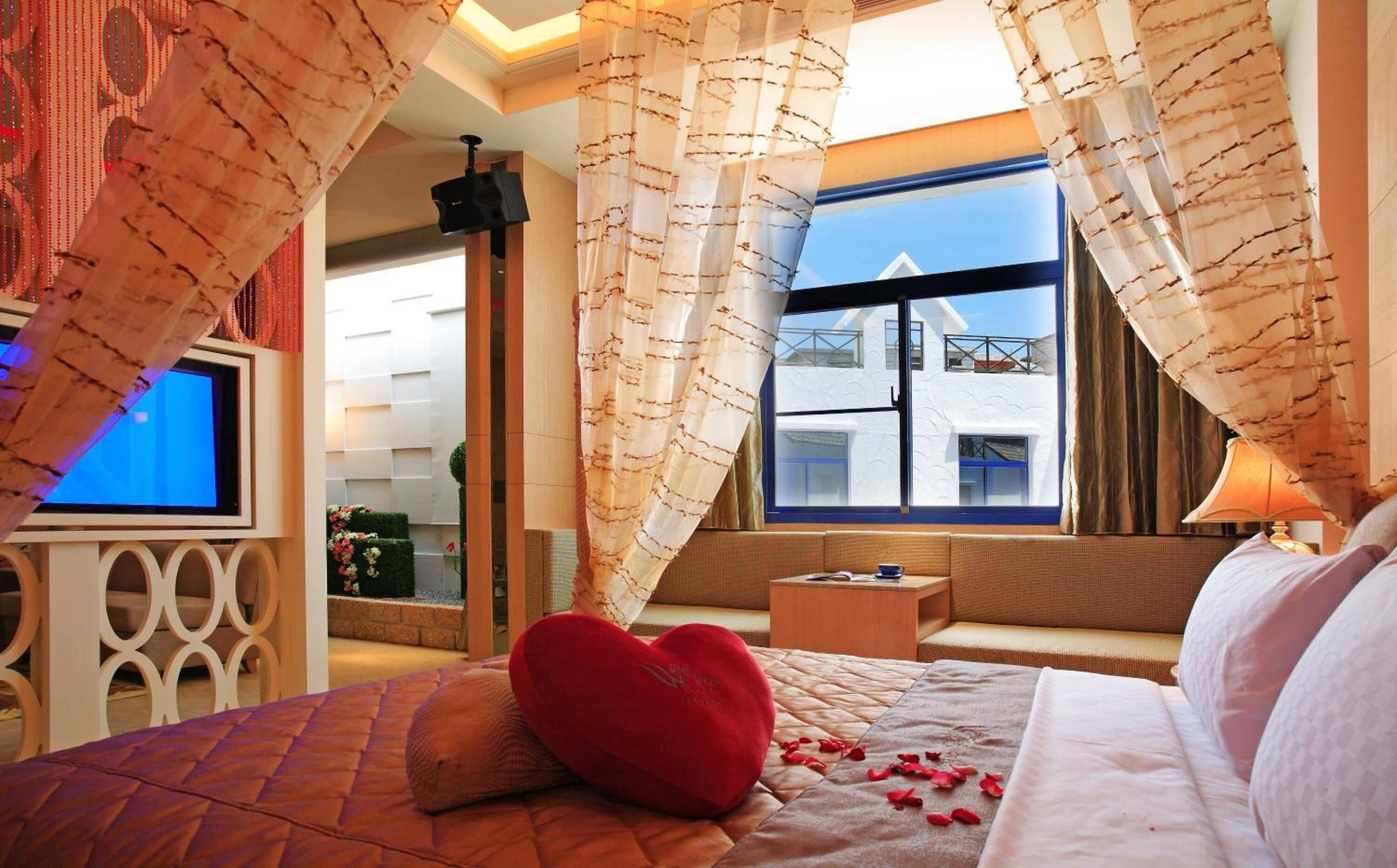 blackout curtains, soundproofing, free cots/infant beds, free wifi