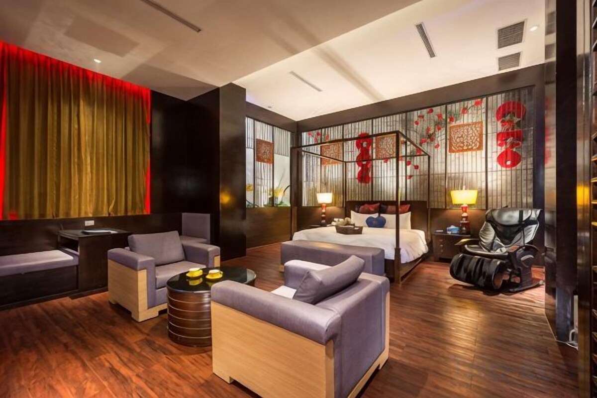 Blackout drapes, soundproofing, cribs (free), WiFi (free)