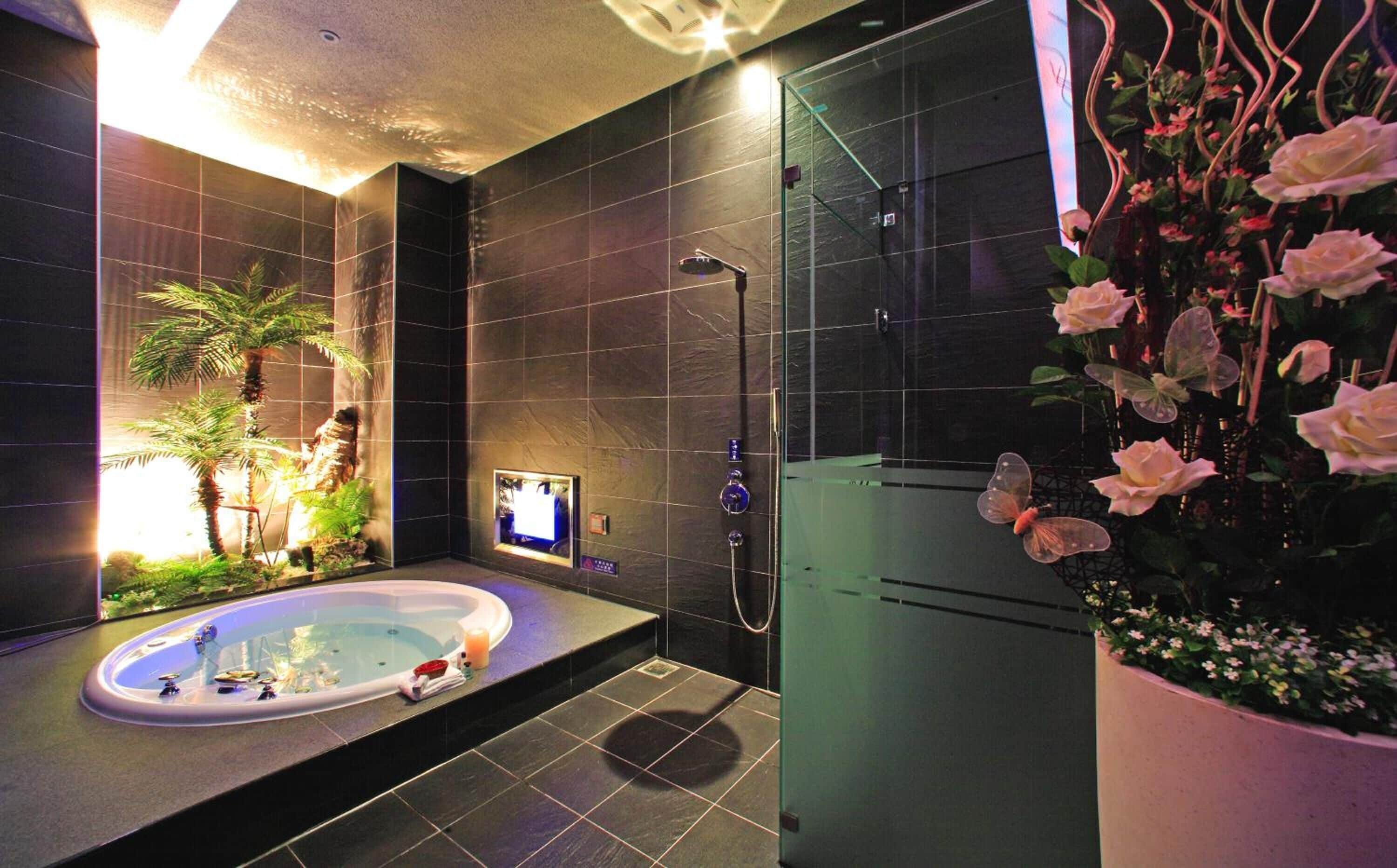 separate bathtub and shower, jetted bath, hydromassage showerhead