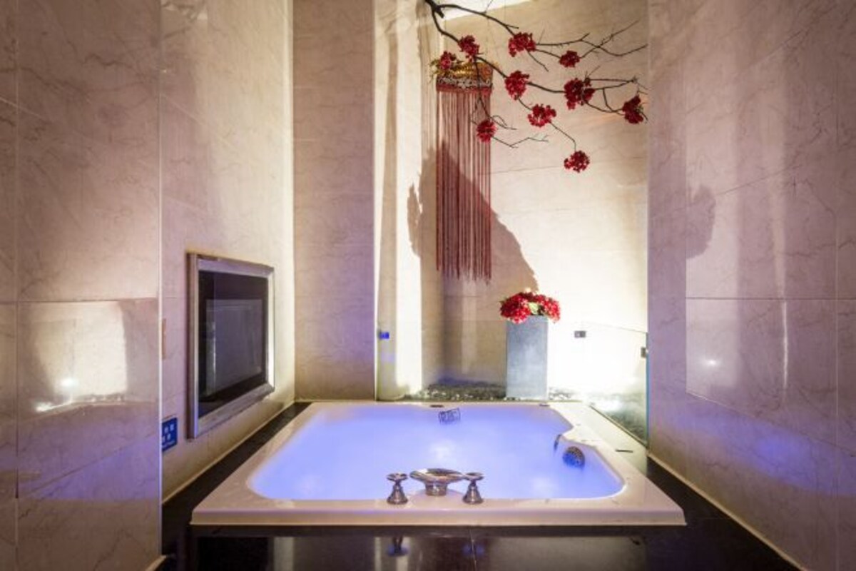 Bathroom | Separate tub and shower, jetted tub, hydromassage showerhead