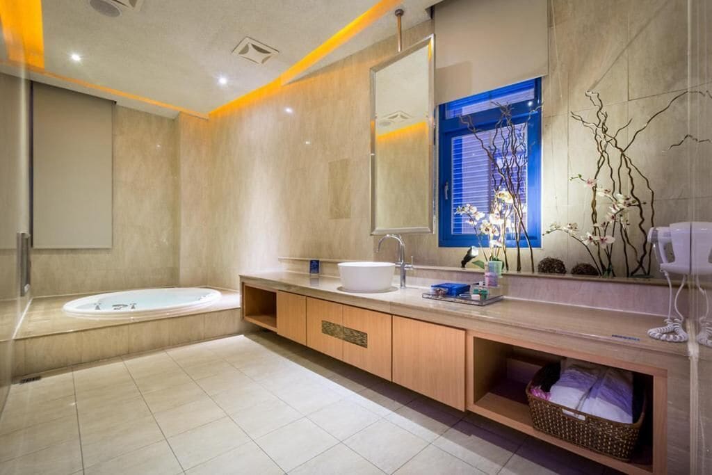 separate bathtub and shower, jetted bath, hydromassage showerhead