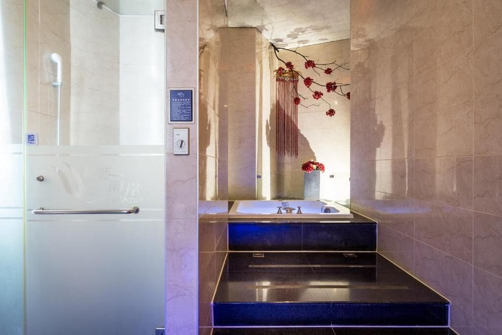 separate bathtub and shower, jetted bath, hydromassage showerhead