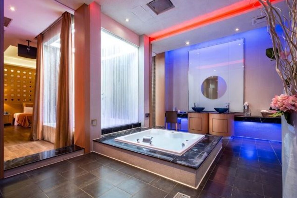 Bathroom | Separate tub and shower, jetted tub, hydromassage showerhead