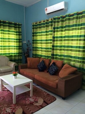 House, 4 Bedrooms | Living room | 32-inch LED TV with satellite channels, TV